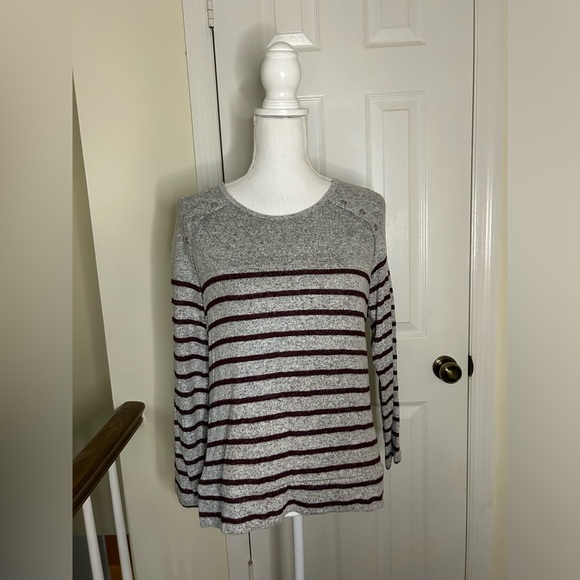 Market and Spruce Gloria Long Sleeve Hacci Button Detail Top - Picture 12 of 12